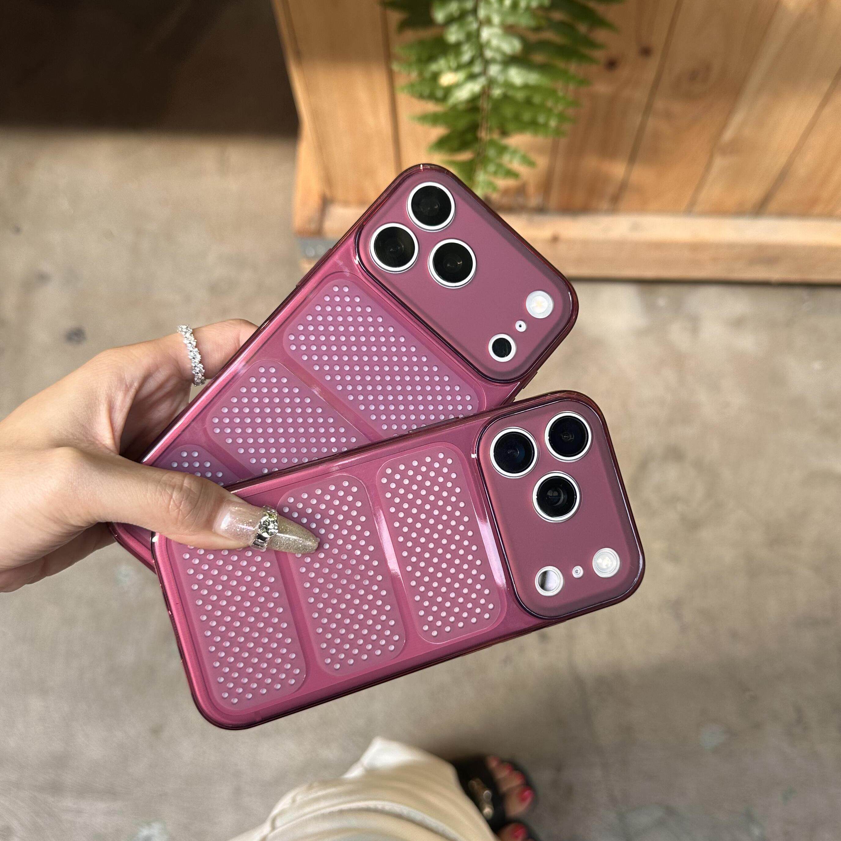 18Pro同款浆果樱桃红色散热适用苹果17promax手机壳Air全包薄iPhone16Pro蜂窝孔15plus秒变大视窗13/12pm软11