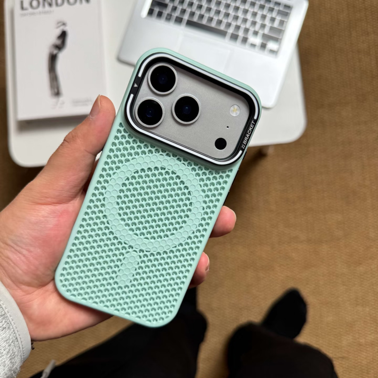 撞色薄荷绿蜂窝网孔散热适用iPhone17promax手机壳苹果16Promax磁吸iphone15/14Pro全包13金属镜头支架12防摔
