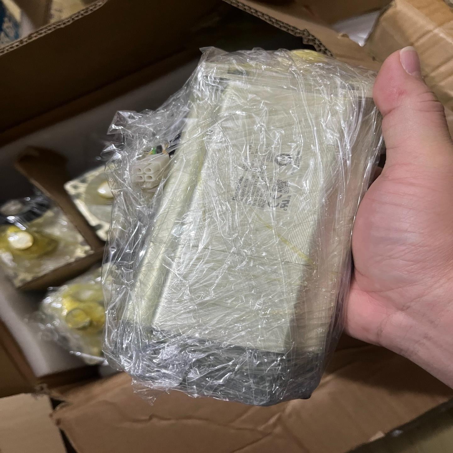 全新原装电机MSMF092L1V2M，全新没有外箱，片