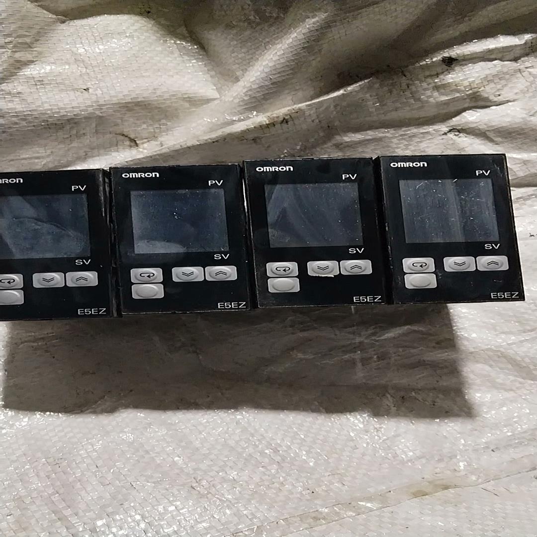 E5Ez一R3T货四台，是九成新有需要联系