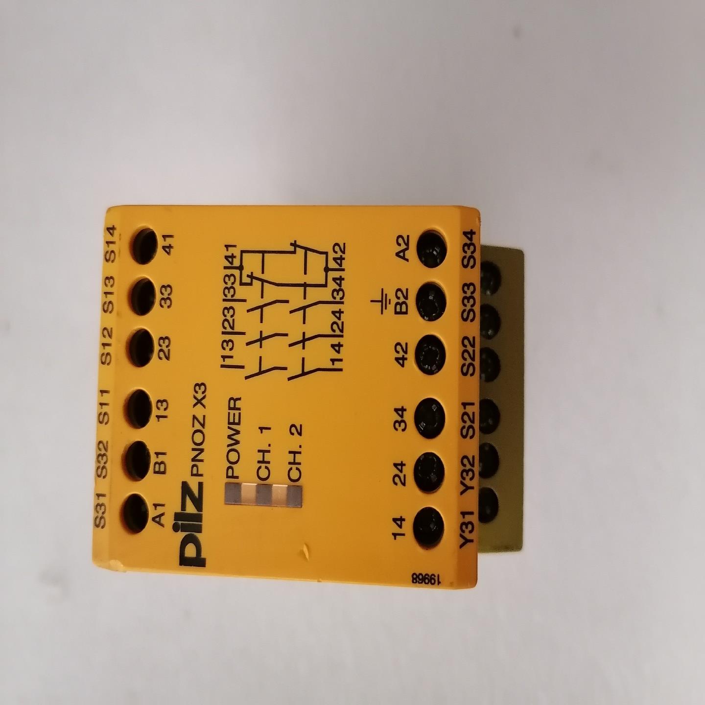 PILZ安全继电器PNOZX3 230VAC 24VDC