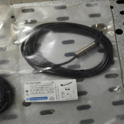 接近开关：XS212BLPAL2C;全新原装的.还有1