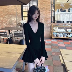 TZ7107法式轻奢性感V领长袖连衣裙女高级感收腰显瘦洋气A字短裙