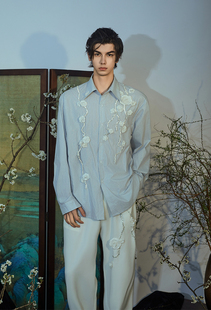 介尺JIECHI「望川白梅」新中式 男高级感贴花上衣 国风宽松条纹衬衫