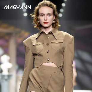 Magyann圣彼得堡2025春设计师对称口袋弧形下摆短外套 周 时装