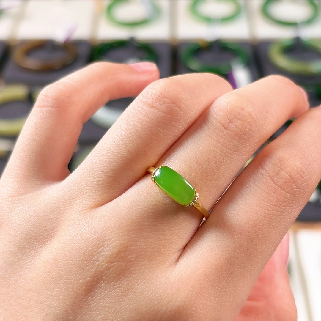 H9金镶碧玉高色苹果绿戒指无包容