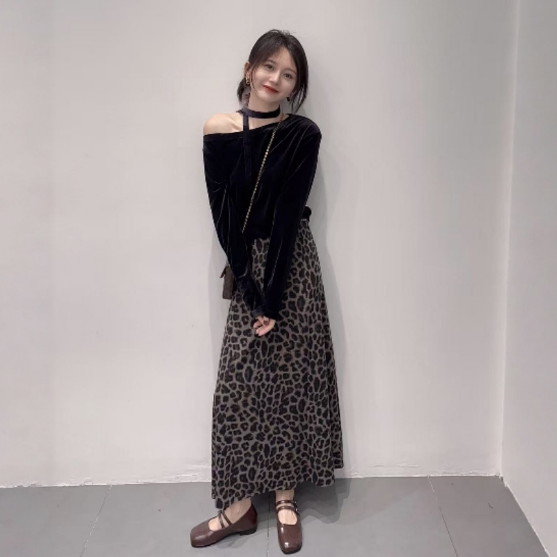 挂脖一字肩丝绒上衣豹纹半身裙女图片