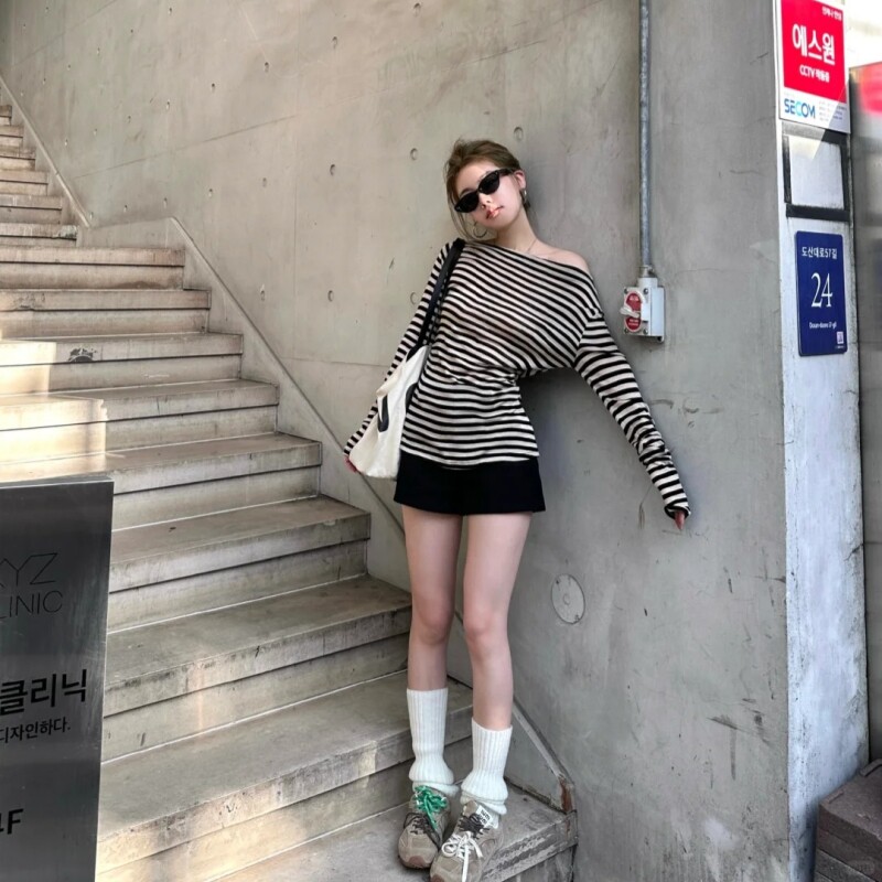时尚辣妹斜肩条纹上衣短裤套装图片
