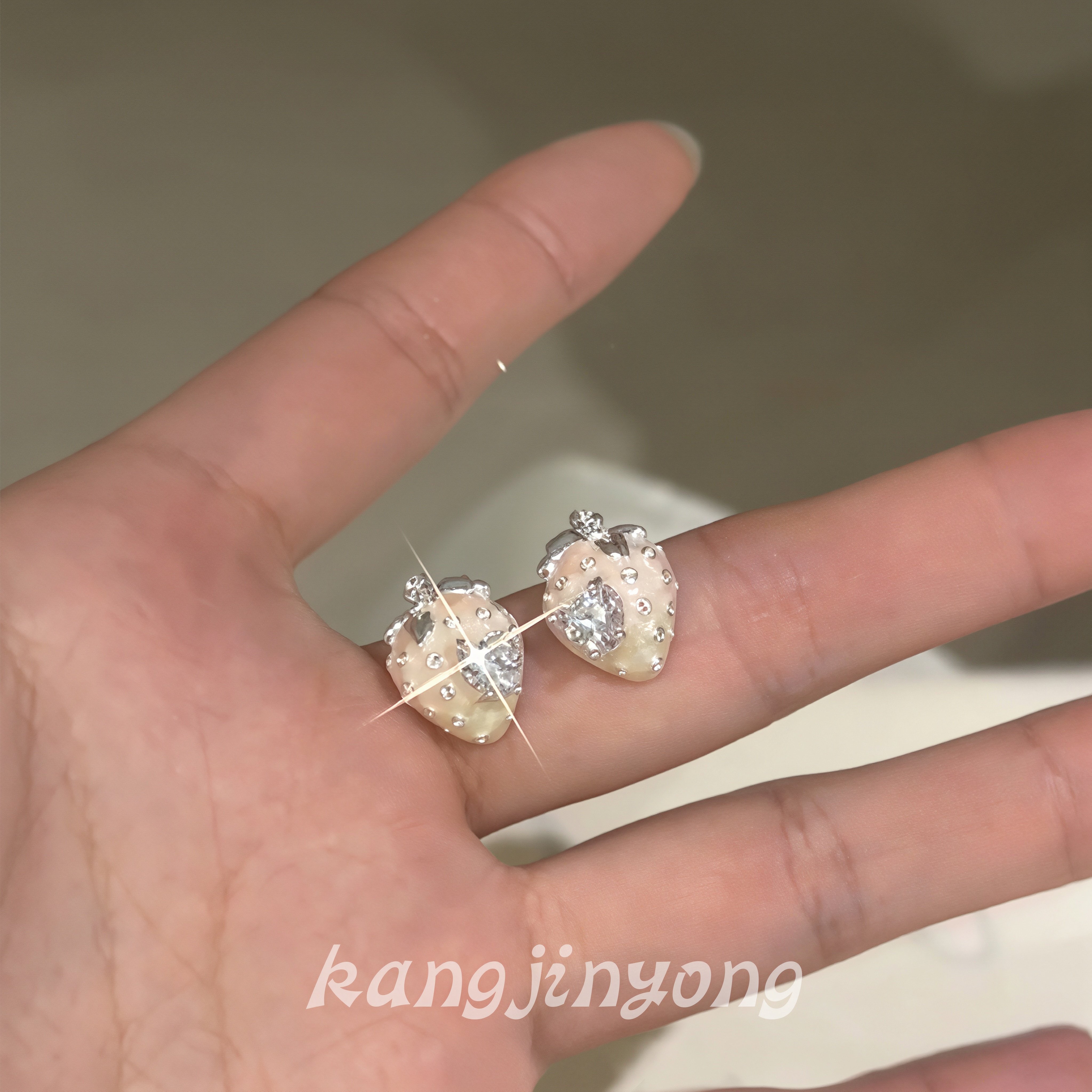 《奶油白巧》草莓镶钻少女心耳钉