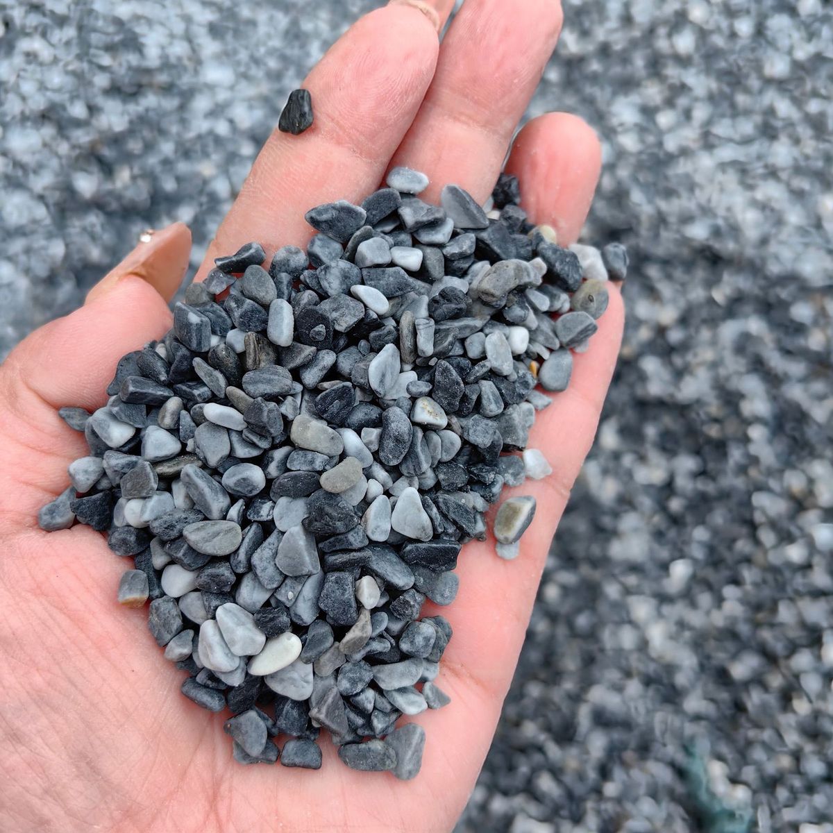路面发黑砾石洗米石胶粘石透水批石子深灰色卵石庭院造景砾石