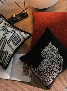 LING现代轻奢客厅沙发抱枕绒布绣花金钱豹黑色靠垫样板房床头靠枕