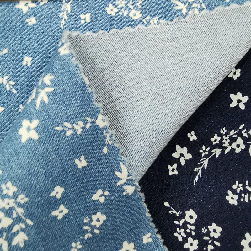 春夏薄款涤棉弹力缎纹印花牛仔布可水洗拔白小碎花印花牛仔面料现