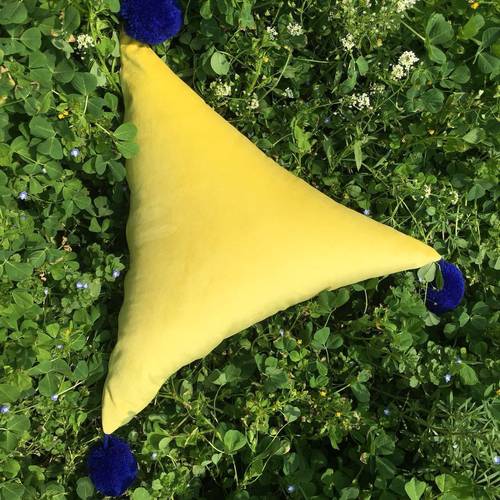 ins北欧布艺床头靠垫简约三角毛球办公方形沙发靠背抱枕车用腰枕