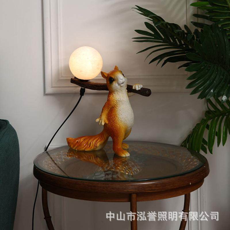 北欧装饰树脂松鼠台灯儿童房床头卡通灯网红摆件创意现代台灯
