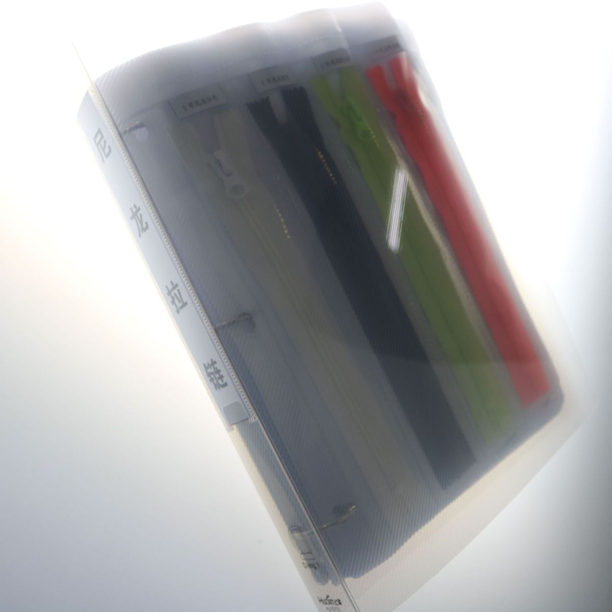 厂家新款开发130余款服装箱包手袋全品类白色A4塑料壳装闭尾拉链