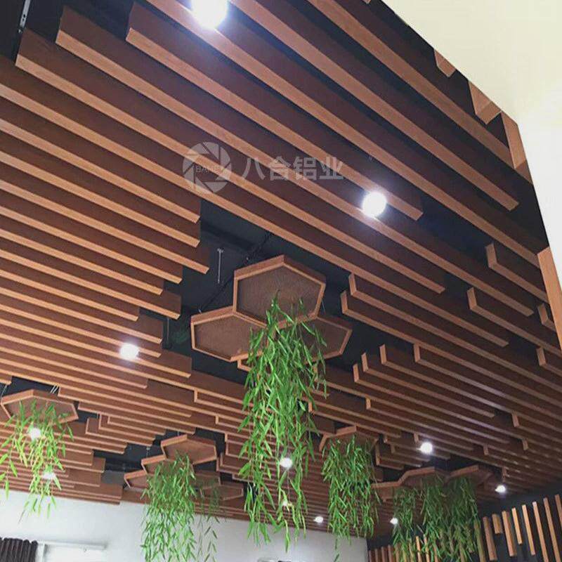 铝方通木纹装饰铝方通吊顶材料地铁站造型加工铝板吊顶彩色弧形