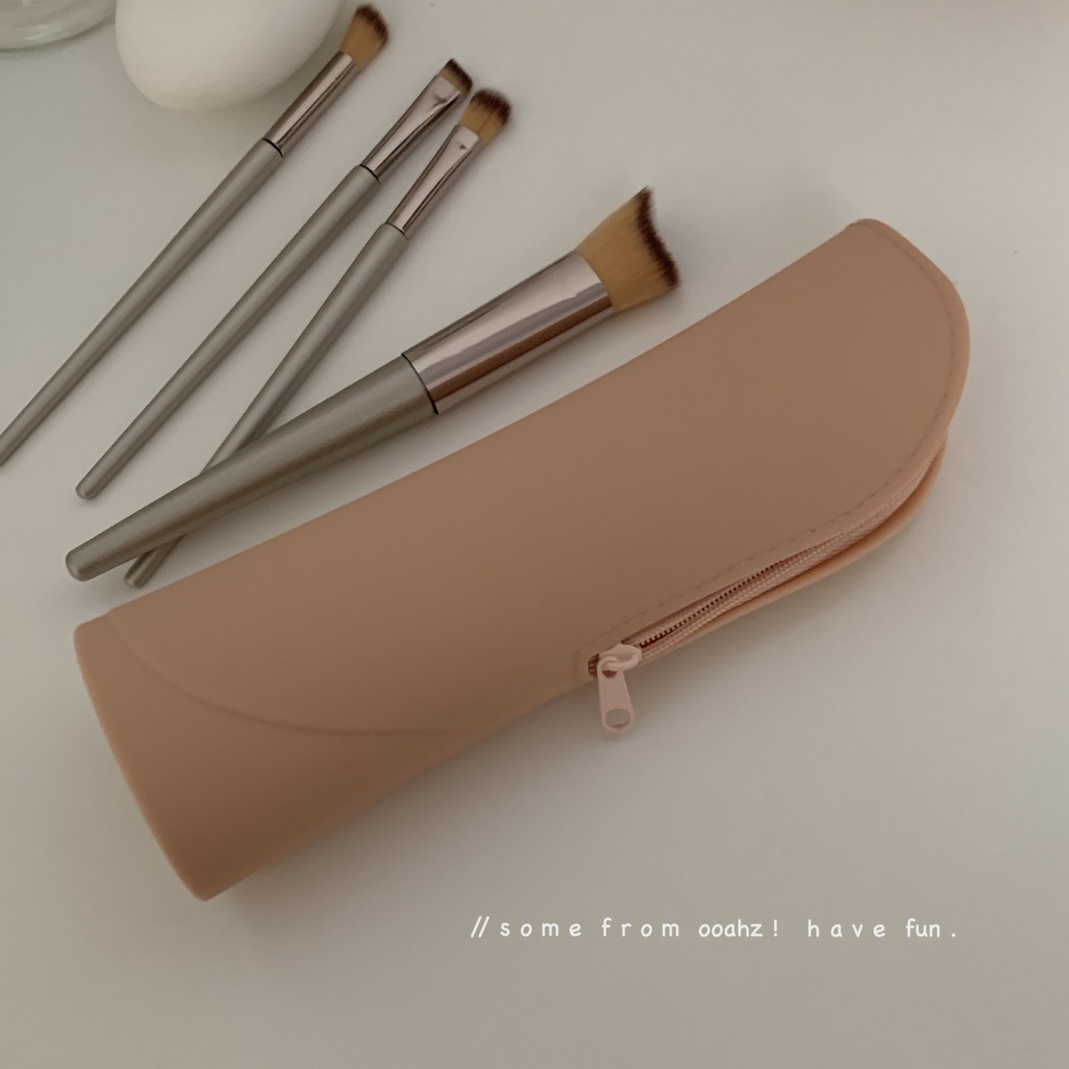 d4q8乌龙肉桂~硅胶化妆刷桶收纳包笔筒旅行便携式拉链桌面立式收