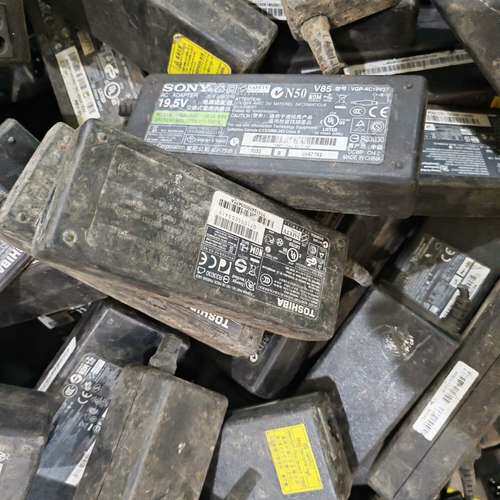 19伏3：95A电源适配器：成色如图。统货6元每个。不测试有