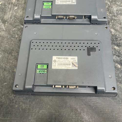 威纶TK6102i   V6WV 实物图，上边一台显示不完整