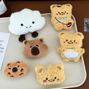 薄利多销网红奶黄小熊毛绒胸针可爱包包衣服装饰别针水豚玩偶公仔