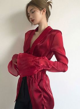 春新款红色衬衫女法式复古V领丝滑垂感光泽亮色修身长袖上衣