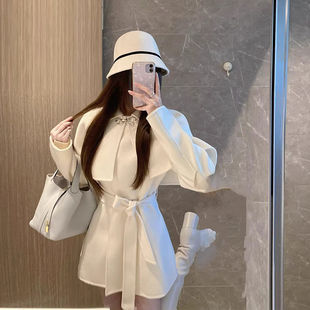 富家千金感白色斗篷毛呢外套秋冬韩系设计感披肩收腰短款呢子大衣