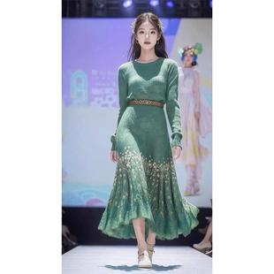 秋冬多巴胺穿搭气质绿色印花长裙高级感国风古装针织衫毛衣连衣裙