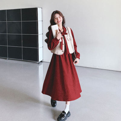 酒红色覆古马甲洋装套装