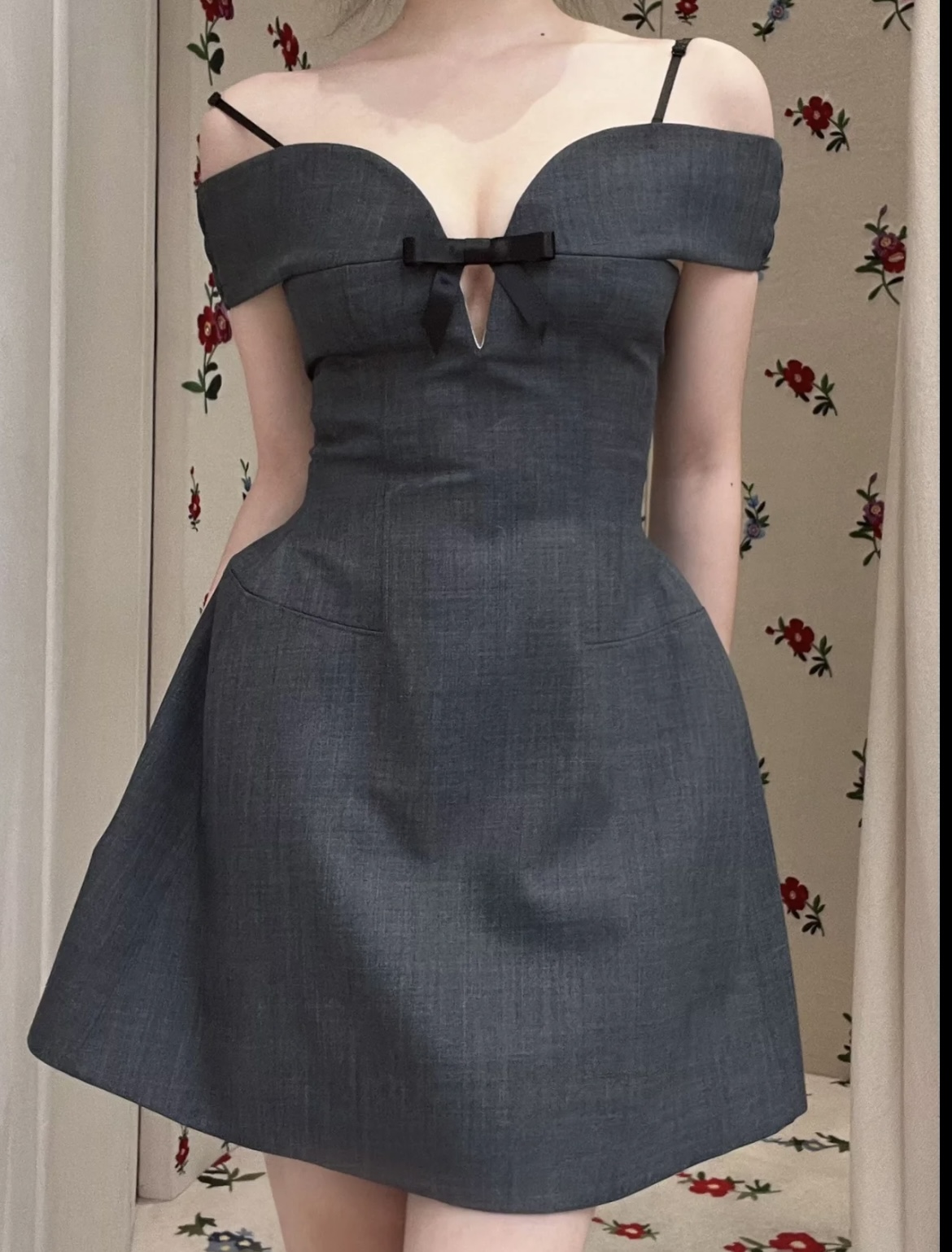 早春新款设计感气质shushu弧形一字肩修身显瘦吊带tong连衣裙