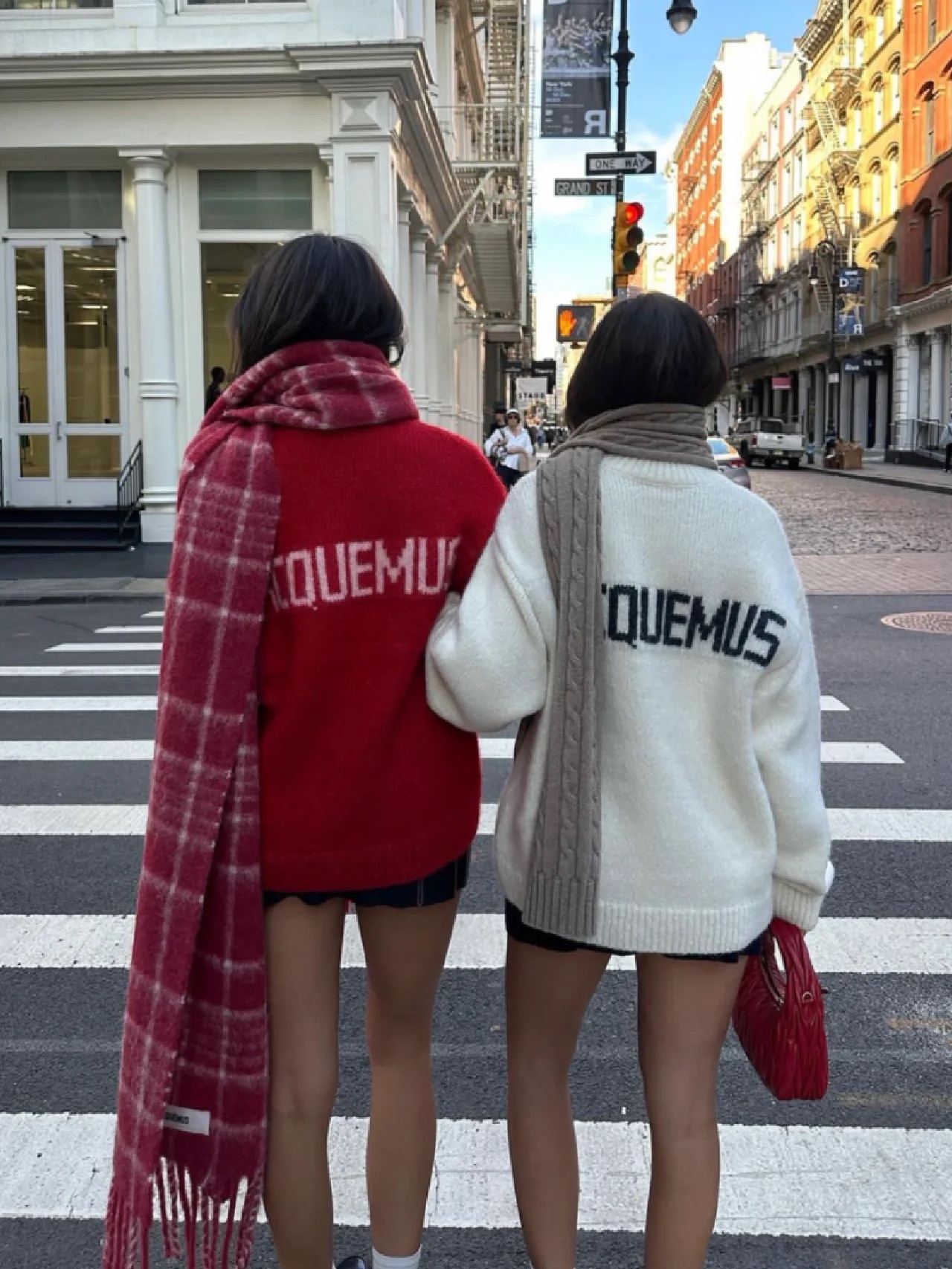 Jacquemus 23圣诞新年新款小众闺蜜装前后两穿字母提花圆领毛衣