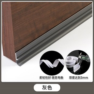 The crack of the door at the end of the door sealing strip