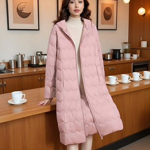 日本优品轻薄羽绒服女25年秋冬加长波浪纹保暖过膝连帽白鸭绒外套