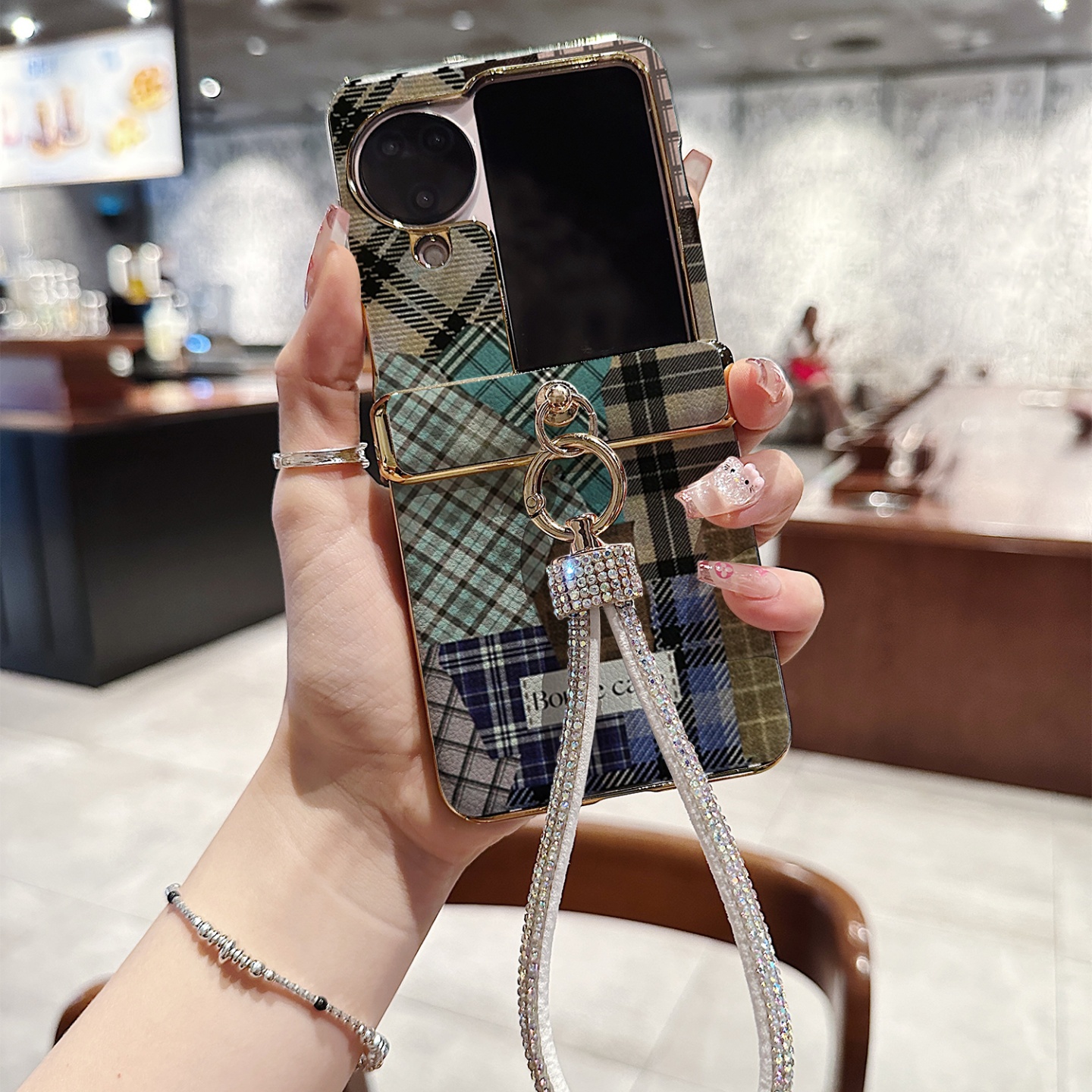 英伦格纹拼接皮纹折叠屏手机壳