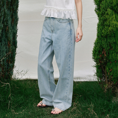 慵懒随意浅色清爽水洗直筒牛仔裤