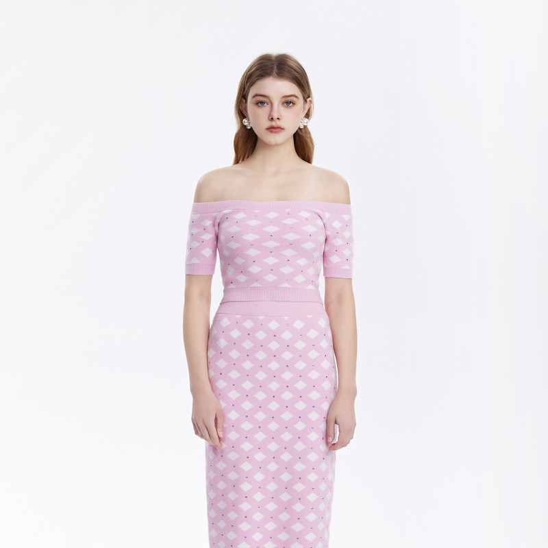 three quarters 官方直营粉色菱形格烫钻短袖一字肩套头毛衫上衣