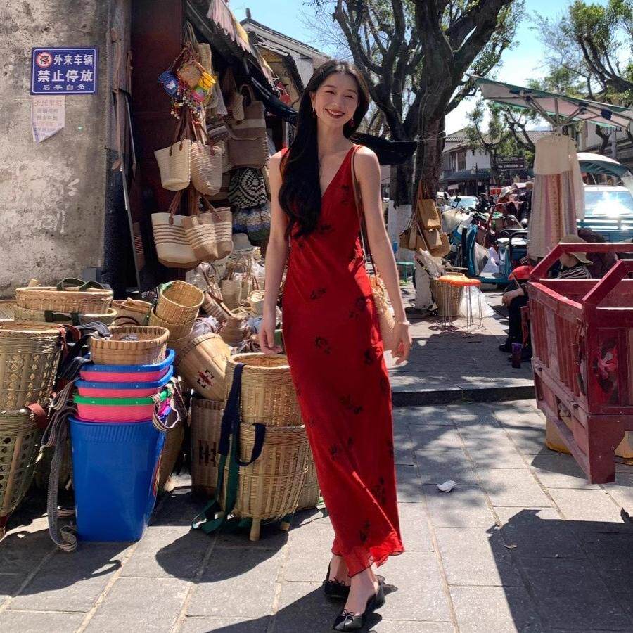 超好看红色吊带v领新时尚2025新款女夏季收腰包臀法式裙子