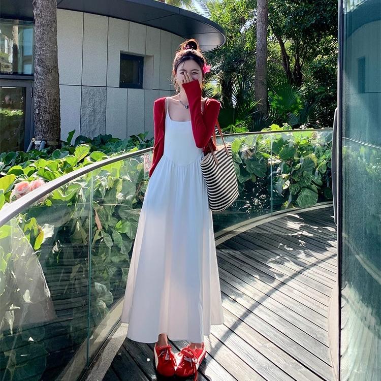 曾小咸韩系温柔白色吊带连衣裙女开春气质穿搭度假法式赫本风长裙