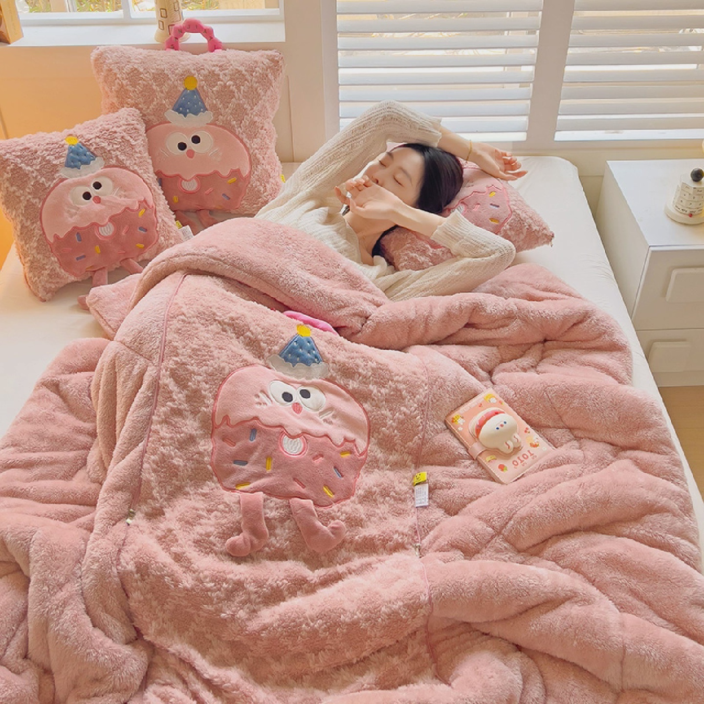 冬天加厚抱枕被子两用二合一办公室午睡毯子汽车车用折叠靠枕头被