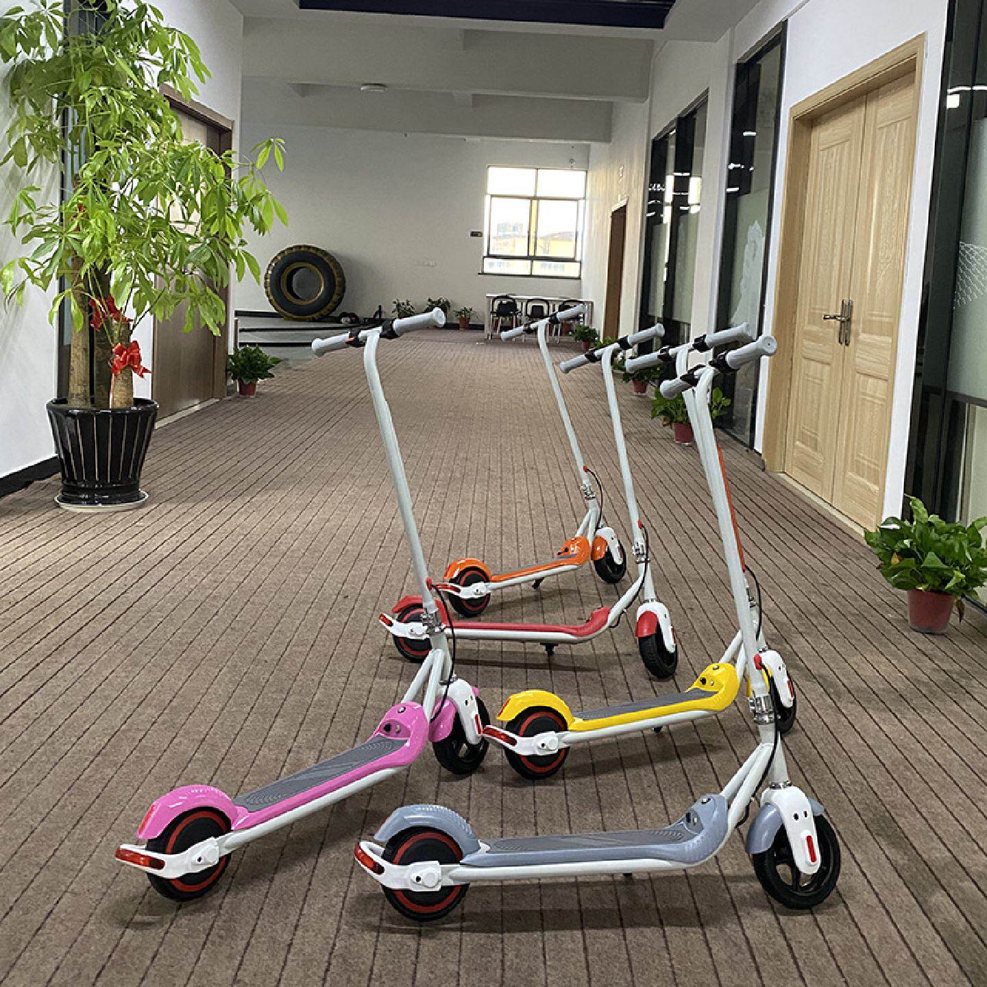 2023新款6.5寸儿童电动滑板车两双轮便携式代步电动滑板源头工厂