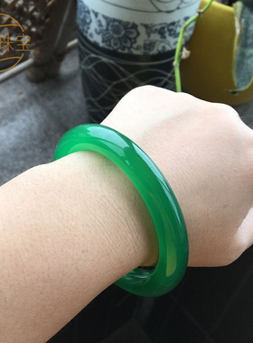A玉髓手镯冰种阳绿色圆条手镯 翡翠色玛瑙大气女款复古胖圆条批发