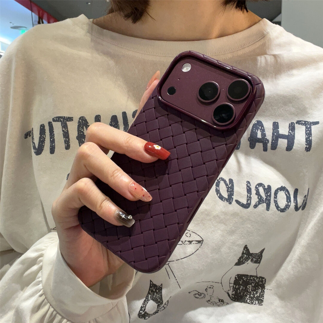 高级感樱桃紫编织纹磁吸适用苹果18promax手机壳散热镂空防滑iPhone17Pro硅胶16全包防摔15防指纹14软13男女