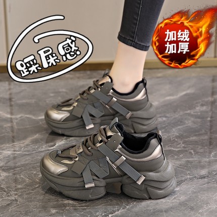 踩屎感厚底增高运动鞋女款2023新款冬季加绒显脚小码34黑色老爹鞋