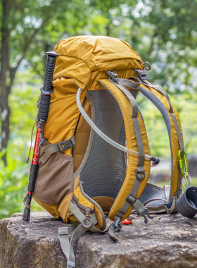 户外专业登山包女悬浮背负徒步背包40L大容量轻便旅行双肩包防水