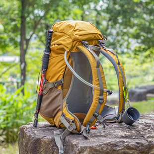户外专业登山包女悬浮背负徒步背包40L大容量轻便旅行双肩包防水