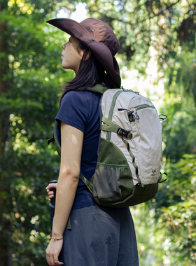 户外徒步背包女轻便短途旅行小包轻量化登山包出游爬山双肩包25L