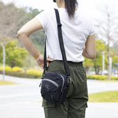 户外运动休闲单肩包女夏2025新款 斜挎包轻便小包多隔层超轻小挎包