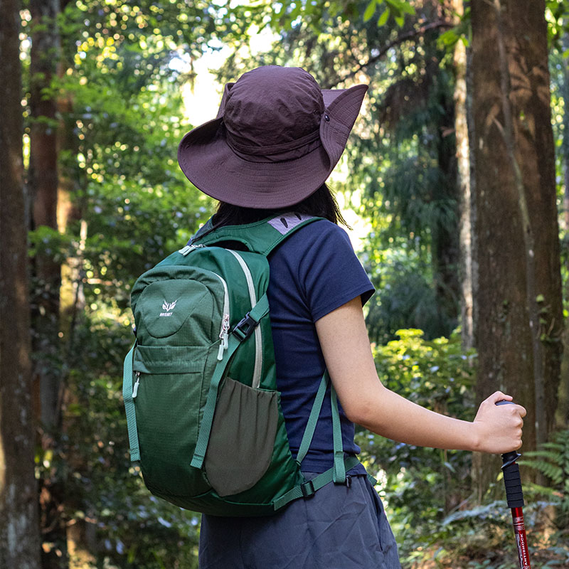 户外轻便登山包女轻背负徒步背包