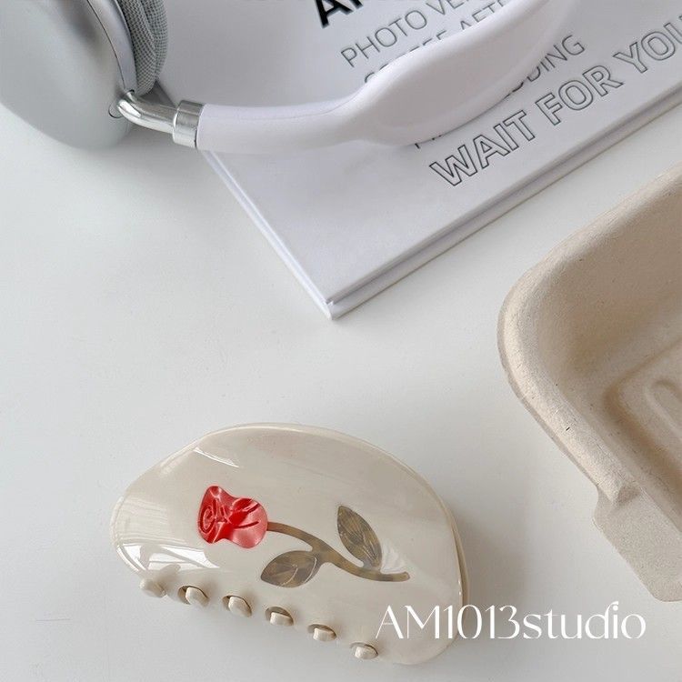 设计后脑勺盘发抓夹女