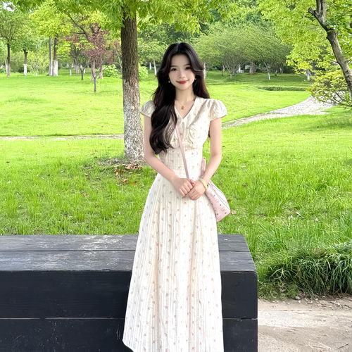法式V领碎花连衣裙女2026夏季新款高级感度假风收腰显瘦a字长裙子