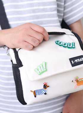 卡通布贴款女生斜挎相机包 自粘刺绣贴加厚帆布白色斜挎单肩相机包适用于佳能R50索尼尼康相机摄影包包多储物